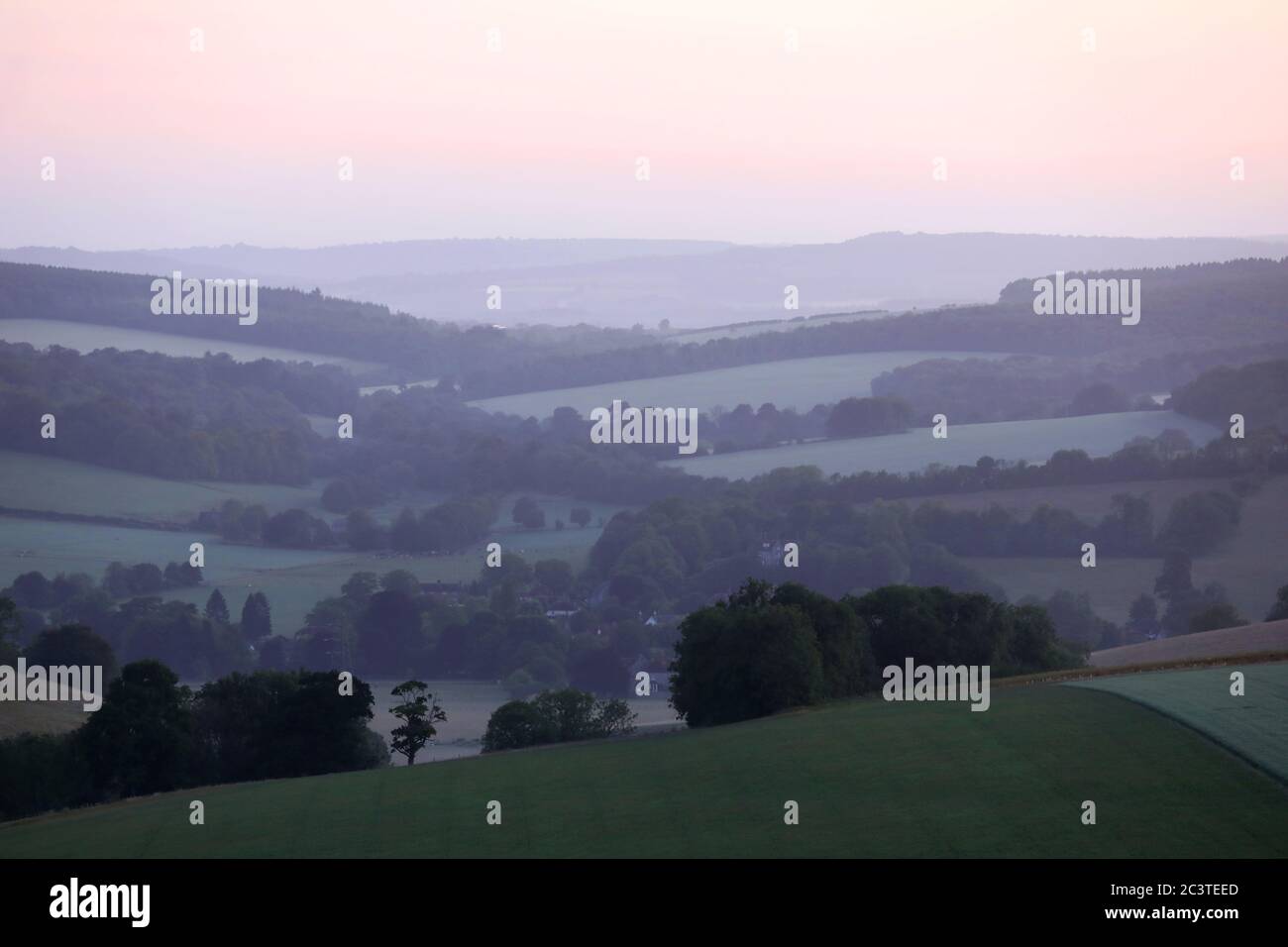 Sonnenaufgang im Trundle in Chichester, West Sussex, UK, Teil des Goodwood Estate und im South Downs National Park. Stockfoto
