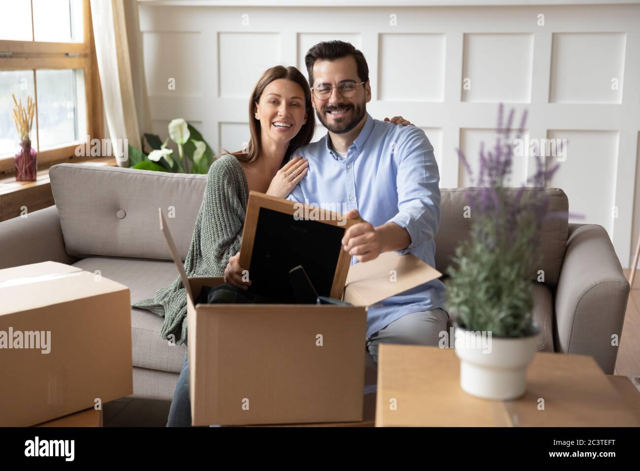 Portrait glückliche Familie auf der Couch sitzen, in ein neues Haus ziehen Stockfoto