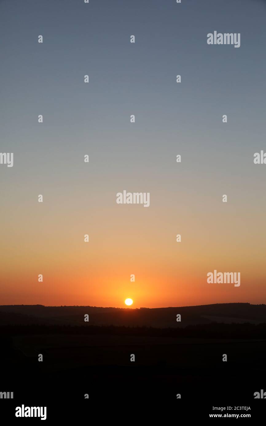 Sonnenaufgang im Trundle in Chichester, West Sussex, UK, Teil des Goodwood Estate und im South Downs National Park. Stockfoto