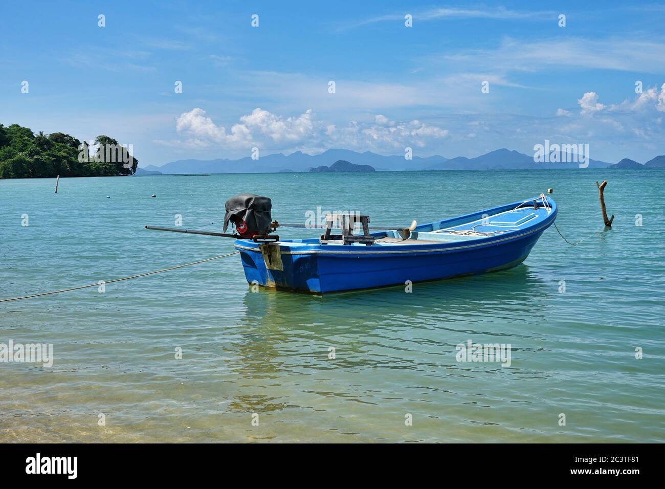 Ko Mak, Thailand. Oktober 2019. Es gibt ein blaues Boot am Strand. Die Insel ist etwa 16 Quadratkilometer groß und liegt im östlichen Golf von Thailand nahe der Grenze zu Kambodscha. Da der Tourismus auf der Insel noch nicht sehr entwickelt ist, gibt es nur wenige Resorts oder Bungalows. Quelle: Soeren Stache/dpa-Zentralbild/ZB/dpa/Alamy Live News Stockfoto