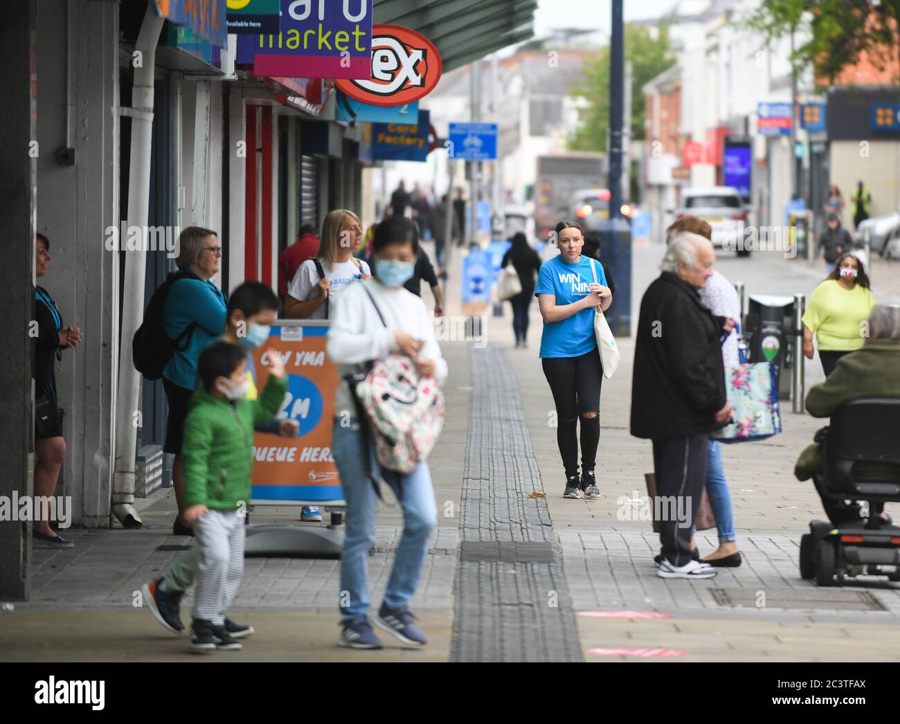 Swansea, Wales, Großbritannien. 22. Juni 2020.Menschen auf den Straßen der Oxford Street als nicht-wesentliche Geschäfte öffnen in Swansea, Südwales mit sozialer Distanzierung an Ort und Stelle, da Geschäfte in ganz Wales ihre Türen für Käufer zum ersten Mal öffnen, seit Coronavirus-Beschränkungen wurden in Kraft gesetzt. Es ist eine Woche später, seit nicht-wesentliche Geschäfte in England eröffnet. Kredit : Robert Melen/Alamy Live Nachrichten Stockfoto