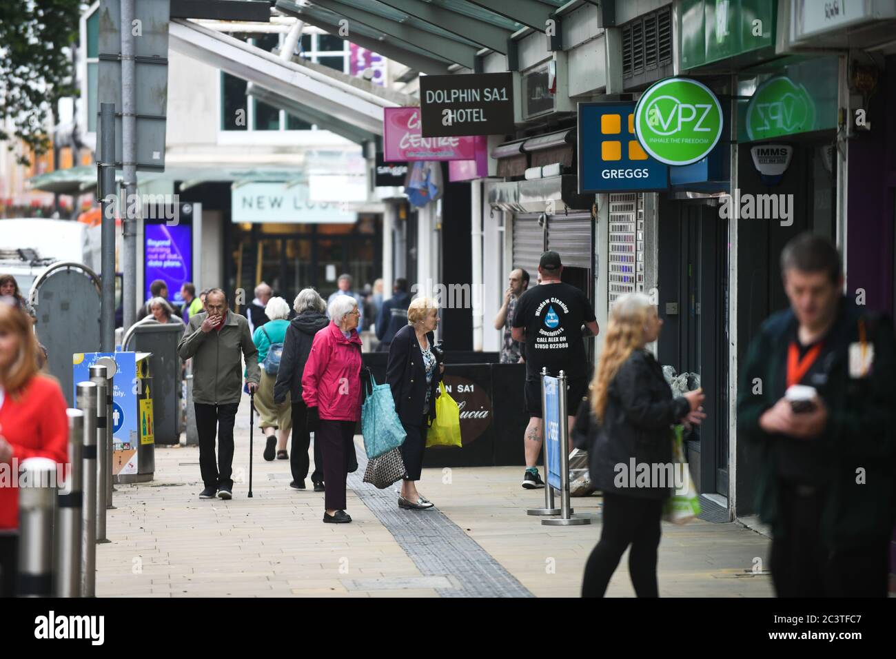 Swansea, Wales, Großbritannien. 22. Juni 2020.Menschen auf den Straßen der Oxford Street als nicht-wesentliche Geschäfte öffnen in Swansea, Südwales mit sozialer Distanzierung an Ort und Stelle, da Geschäfte in ganz Wales ihre Türen für Käufer zum ersten Mal öffnen, seit Coronavirus-Beschränkungen wurden in Kraft gesetzt. Es ist eine Woche später, seit nicht-wesentliche Geschäfte in England eröffnet. Kredit : Robert Melen/Alamy Live Nachrichten Stockfoto