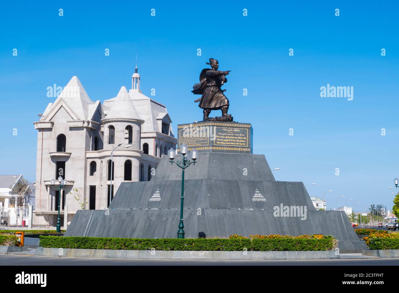 Nam quoc son ha, Berge und Flüsse des südlichen Landes, Denkmal für ein berühmtes vietnamesisches Gedicht aus dem 11. Jahrhundert, Le Loi Boulevard, Phan Thiet, V. Stockfoto