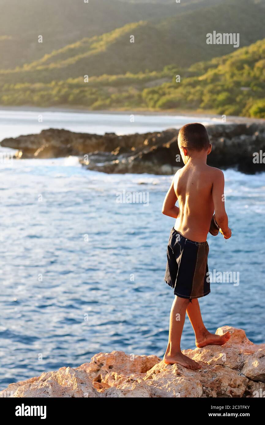 Der Junge fischt an der wilden Küste Ostkubas. Stockfoto