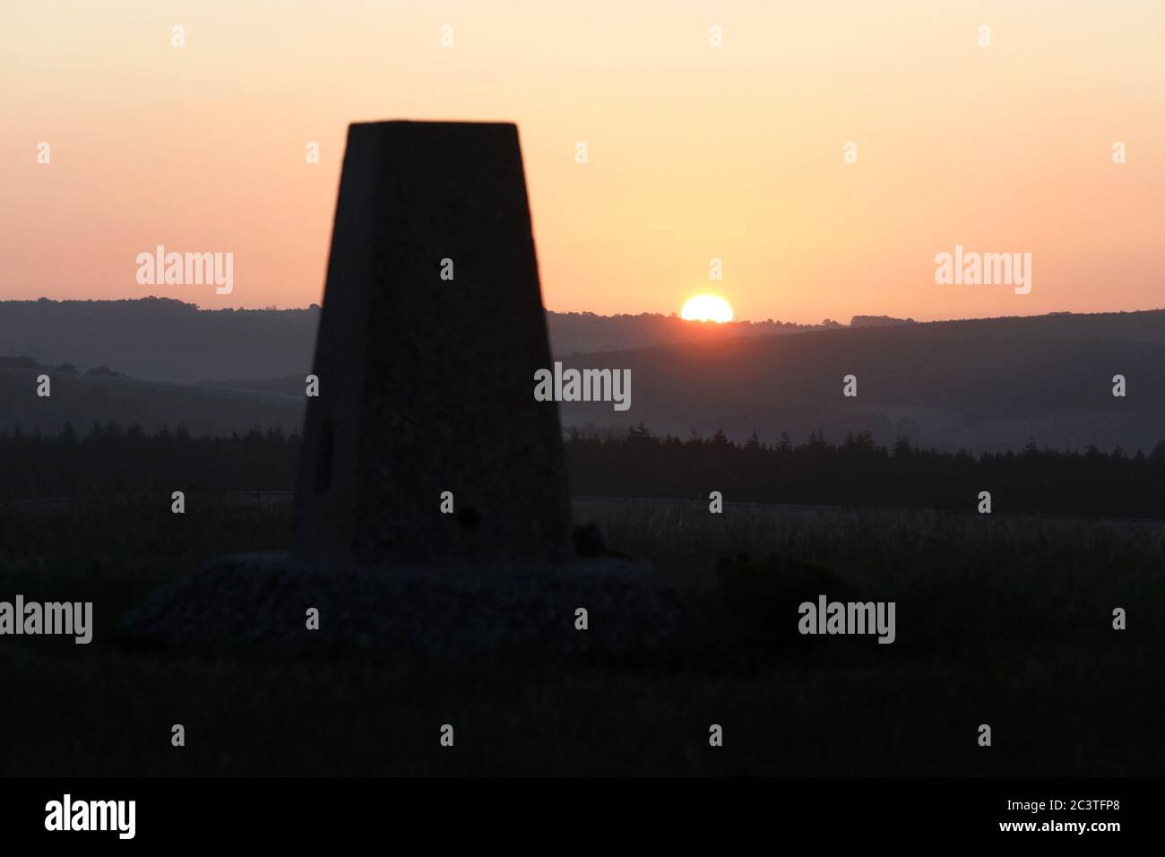 Sonnenaufgang im Trundle in Chichester, West Sussex, UK, Teil des Goodwood Estate und im South Downs National Park. Stockfoto