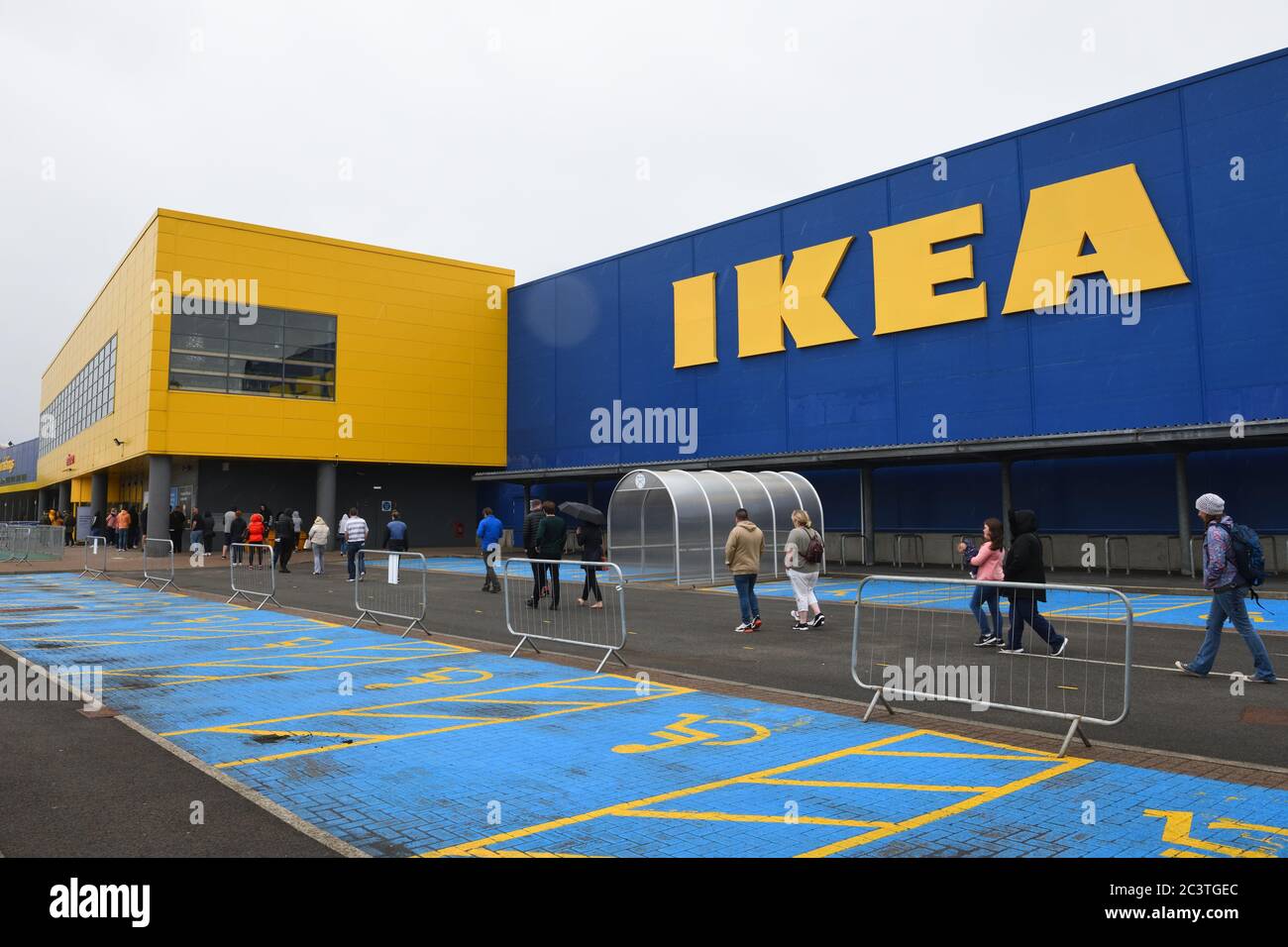 Glasgow, Schottland, Großbritannien. Juni 2020. IKEA Store wird wieder geöffnet. Trotz Regen wird der Laden Glasgow, Braehead, Ikea heute um 10 Uhr wieder eröffnet, nachdem er seit März 20 als Reaktion auf die Coronavirus-Krise in Großbritannien geschlossen wurde. Kredit. Douglas Carr/Alamy Live News Stockfoto