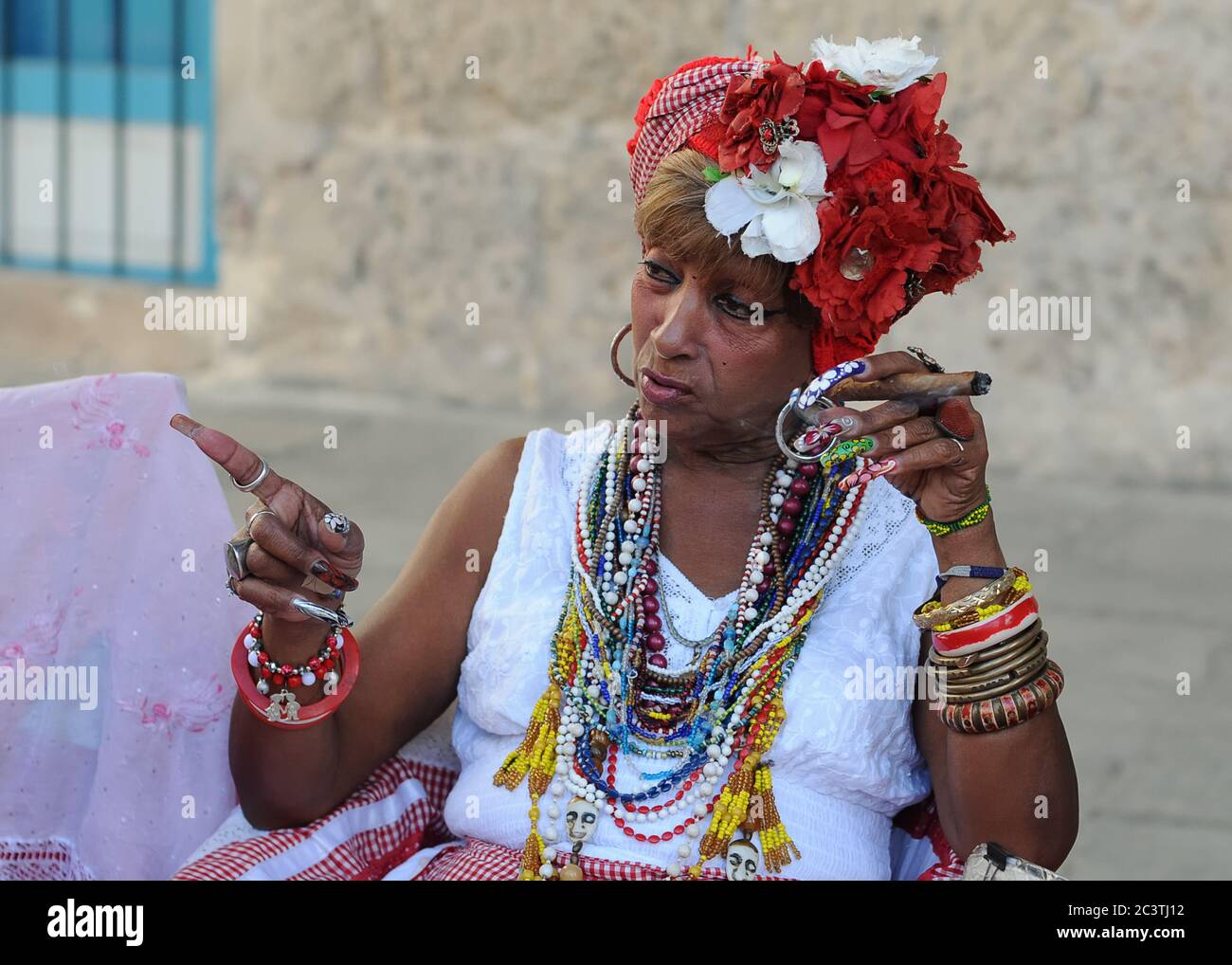 Havanna, KUBA - 24. Oktober: Die Kubanerin mit Zigarre und santera Kleid, Kuba in Havanna Stadt am 24. Oktober 2016 Stockfoto