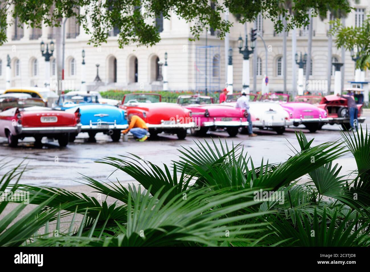 HAVANNA, KUBA - DEZEMBER 10: Oldtimer-Oldtimer auf den Straßen der Stadt Havanna am 10. Dezember 2016 Stockfoto