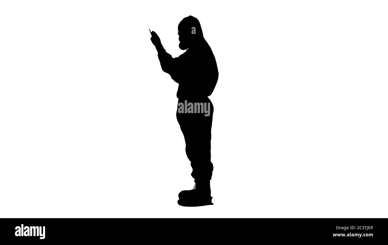 Silhouette Epidemiologe in Atemschutzmaske untersuchen die Pneumonie des Patienten auf einem Röntgenbild Covid-19. Stockfoto