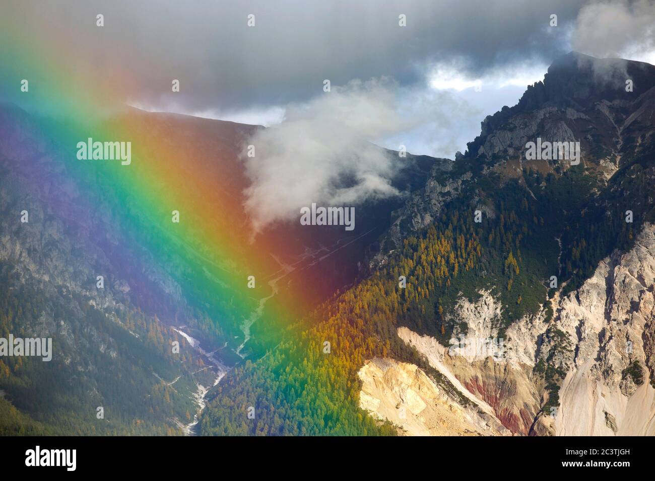 regenbogen in den Dolomiten, Italien, Südtirol, Dolomiten, Trient Stockfoto