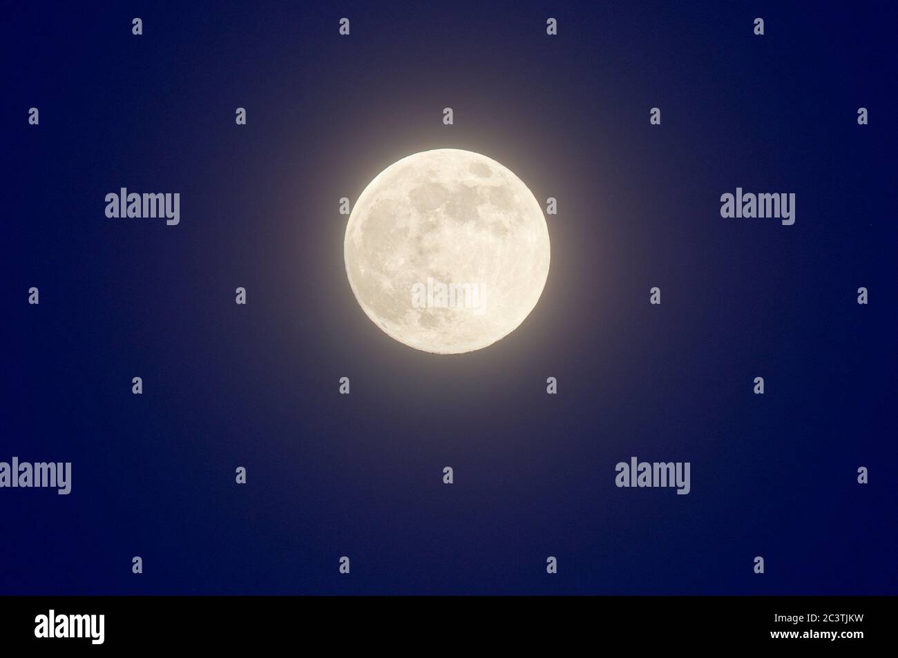 Der Mond, mit Mondschein, Norfolk, Großbritannien Stockfoto