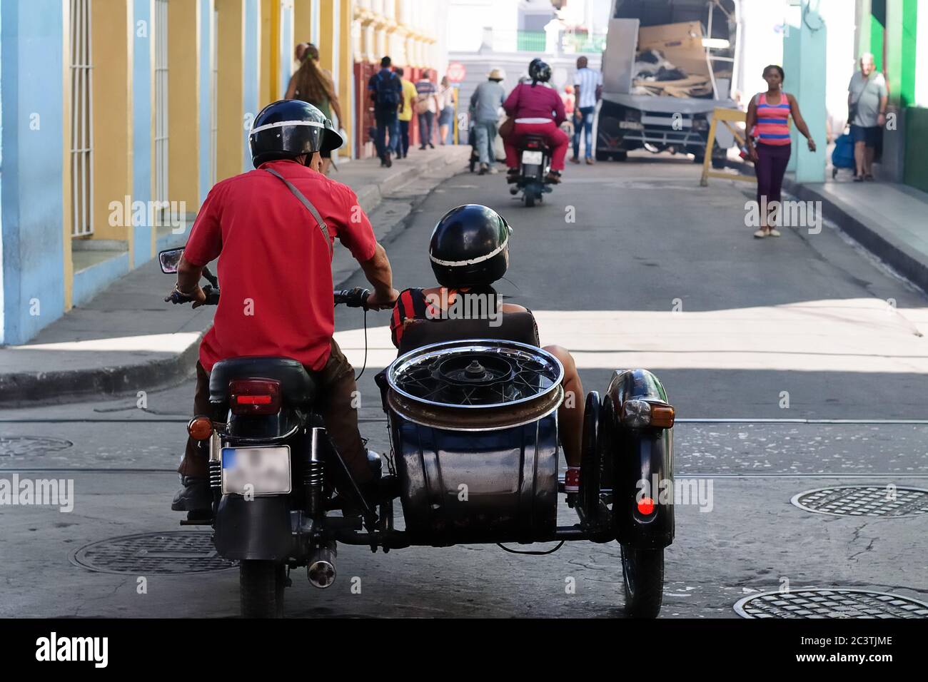 Santiago de Cuba, KUBA Paar mit Motorrad und Seitenwagen auf der Straße ni Santiago de Cuba. Stockfoto