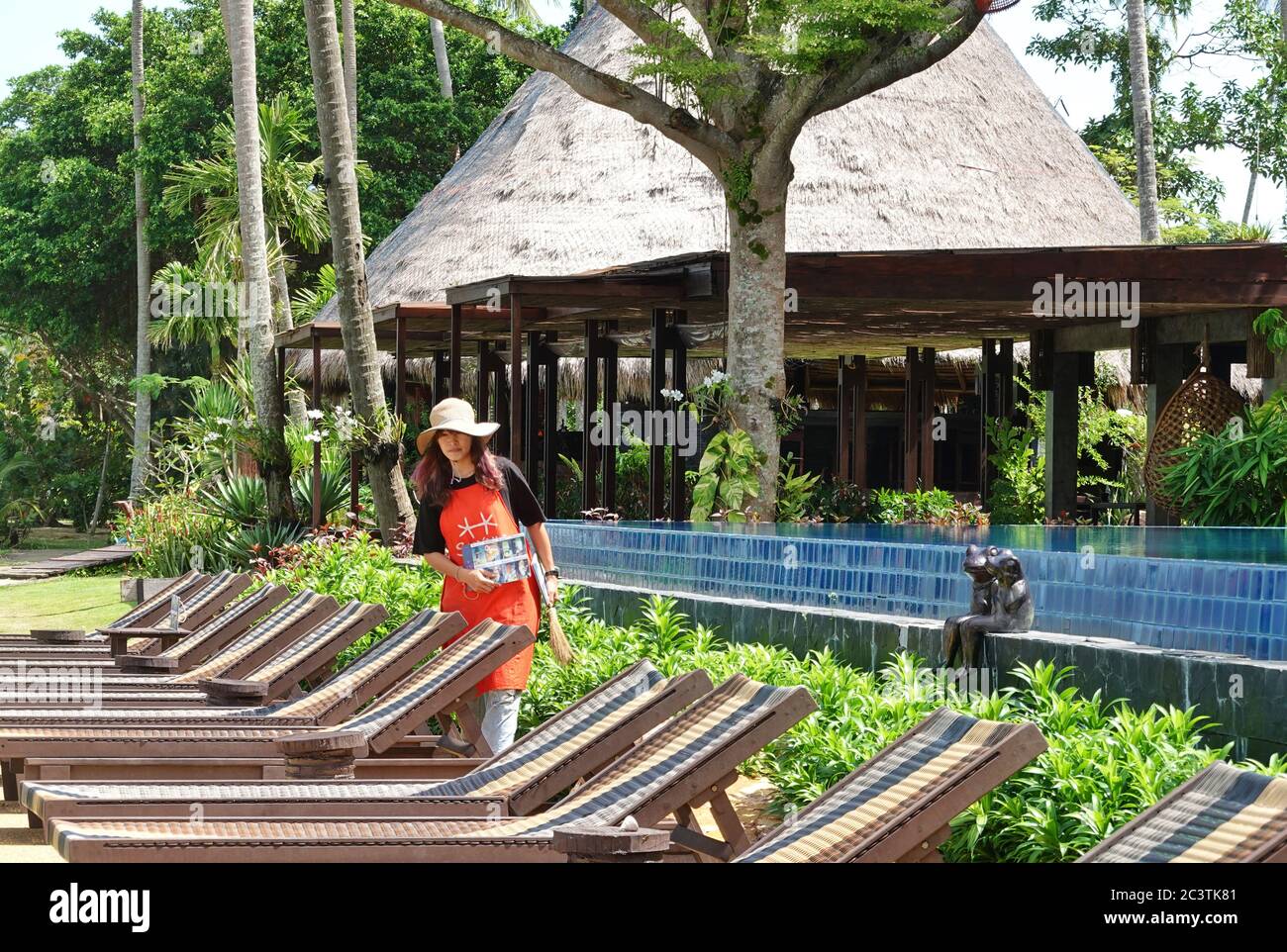 Ko Mak, Thailand. Oktober 2019. Ein Mitarbeiter inspiziert die Sonnenliegen am Pool des Seavana Beach Resort. Die Insel ist etwa 16 Quadratkilometer groß und liegt im östlichen Golf von Thailand nahe der Grenze zu Kambodscha. Da der Tourismus auf der Insel noch nicht sehr entwickelt ist, gibt es nur wenige Resorts oder Bungalows. Quelle: Soeren Stache/dpa-Zentralbild/ZB/dpa/Alamy Live News Stockfoto