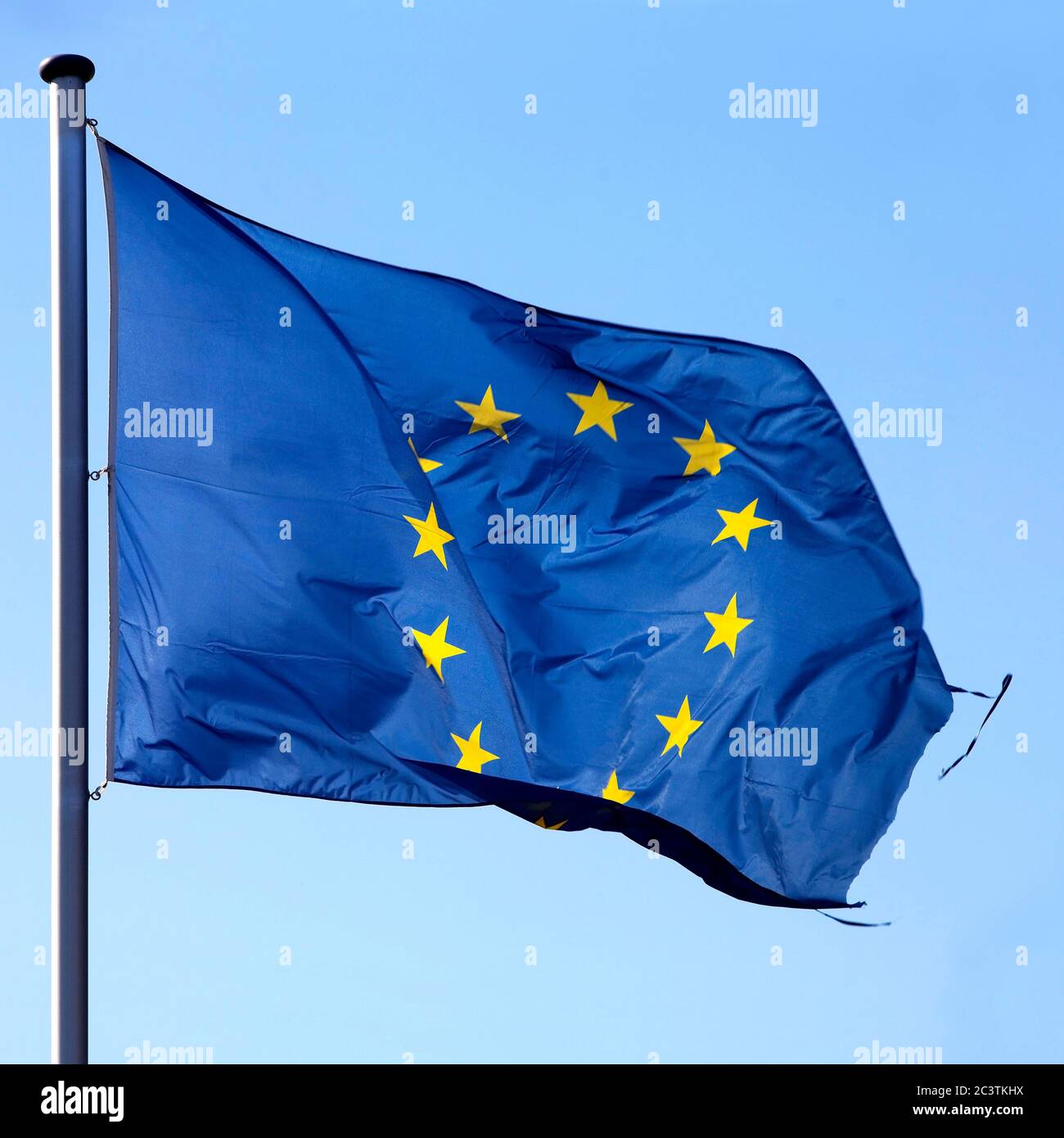 Riss in der europäischen Flagge, Europa Stockfoto