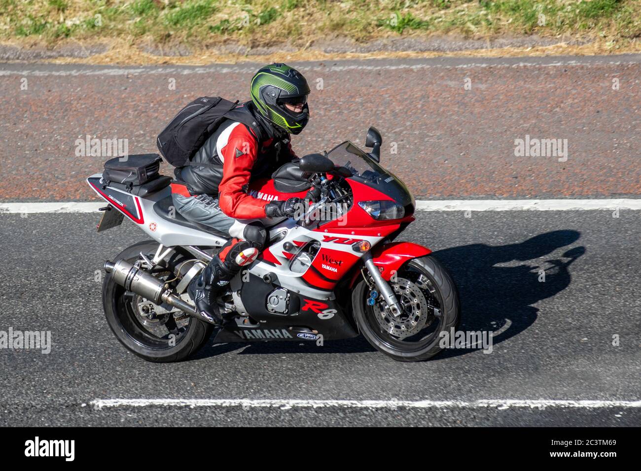 Yamaha R6 Motorrad Fahrer; zwei Rädern Transport, Motorräder, Fahrzeug, Straßen, Motorräder, Radfahrer fahren in Chorley. Stockfoto