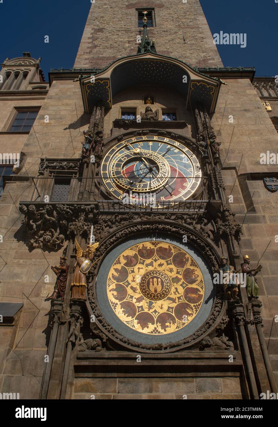 Die mittelalterliche astronomische Uhr von Prag auf dem Turm des Rathauses der Altstadt von unten gesehen. Stockfoto