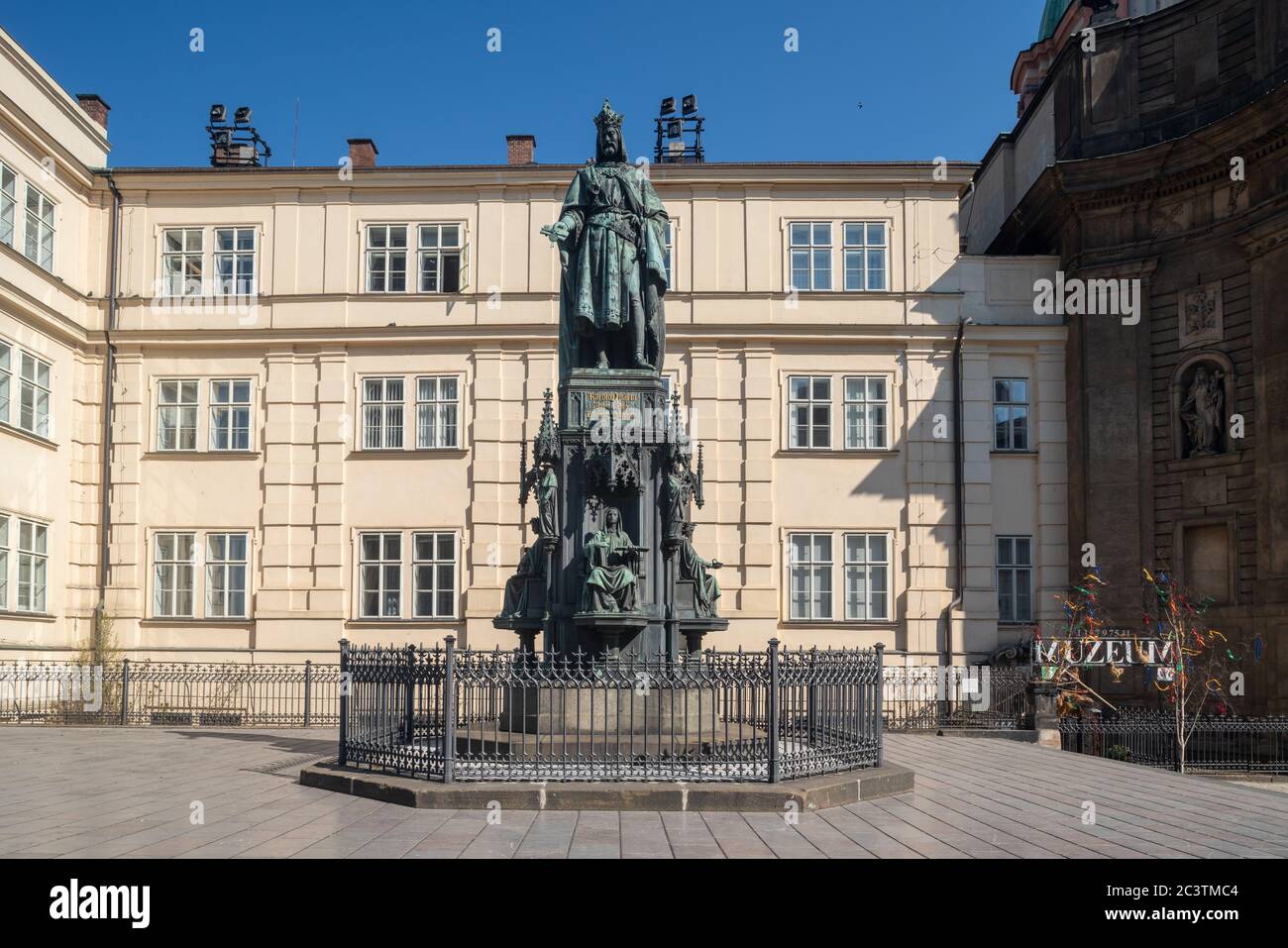 Neogotische Statue des Heiligen Römischen Kaisers und tschechischen Königs Karl IV. Der Luxemburger Dynastie in der Nähe der Karlsbrücke in Prag. Erbaut 1848. Stockfoto