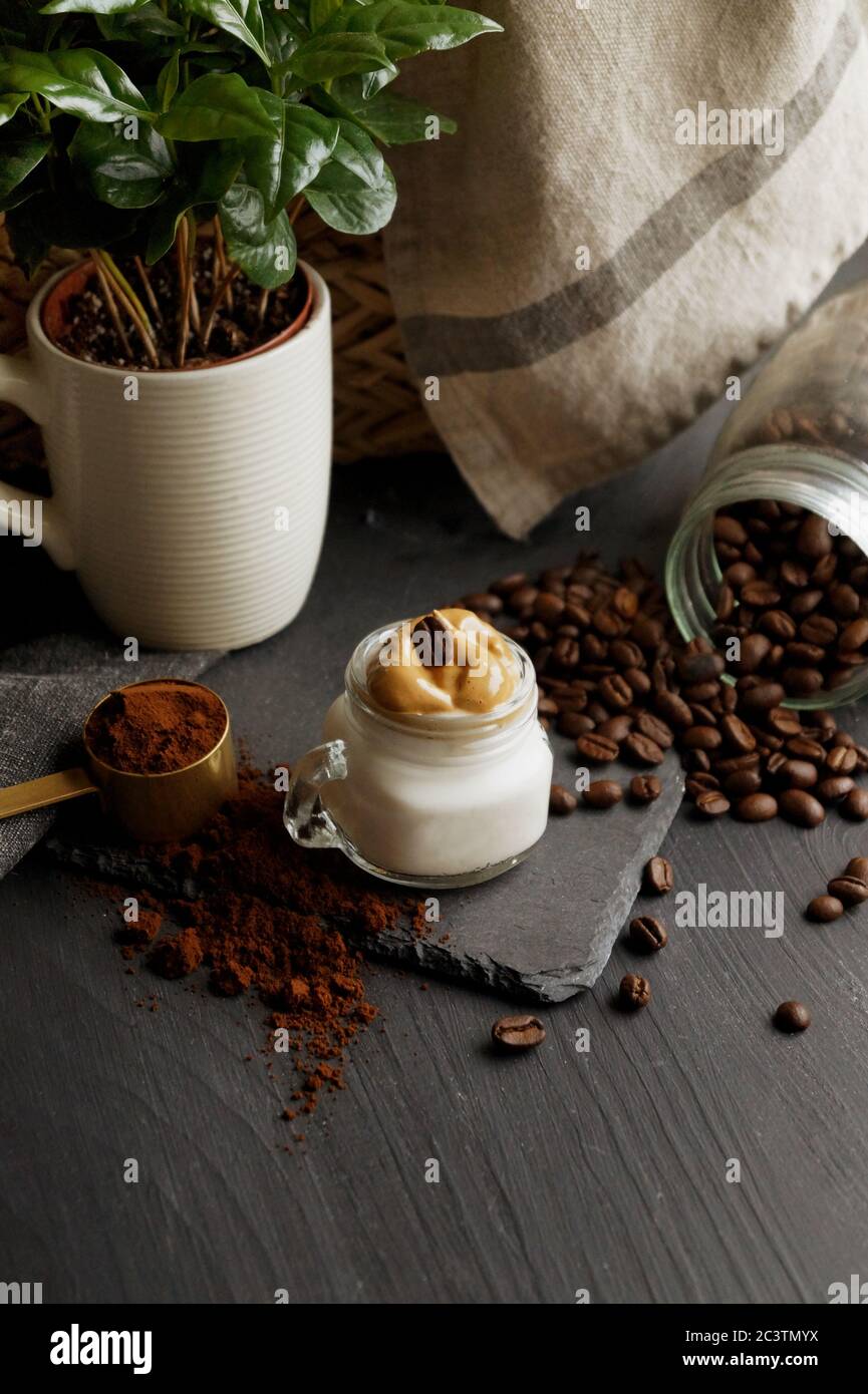 Dalgona Schlagkaffee, Instantkaffee, Rahmkaffee, Eiskaffee Stockfoto