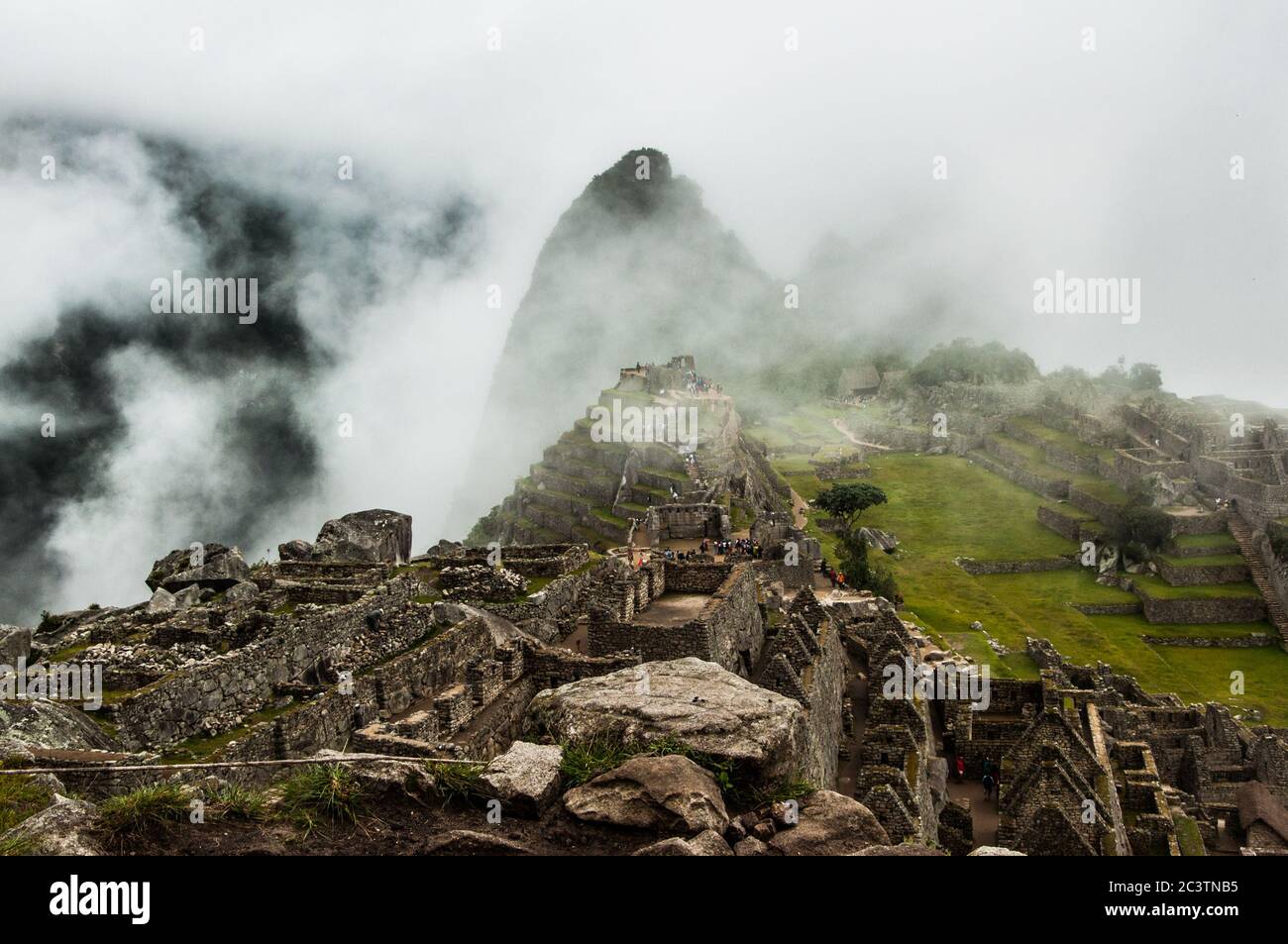 In den Machu Picchu Bergen ist es möglich zu sehen, wie die Inkas ihre heilige Stadt in Peru geschaffen haben. Stockfoto