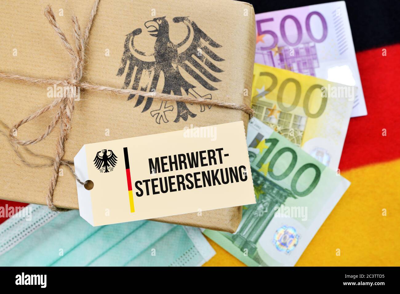 FOTOMONTAGE, Deutschland Paket auf Banner mit dem Label und dem Label Umsatzsteuerermäßigung, Foto Icon Stimulus, FOTOMONTAGE, Paket auf Deutschlandfahne mit E Stockfoto