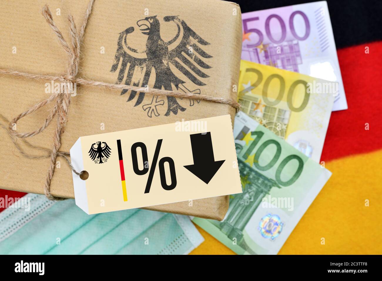 FOTOMONTAGE, Deutschland Paket auf Banner mit Etikett, Prozent Zeichen und Pfeil Symbol Foto Stimulus und Reduktion der Mehrwertsteuer, FOTOMONTAGE, Paket auf Deutsch Stockfoto