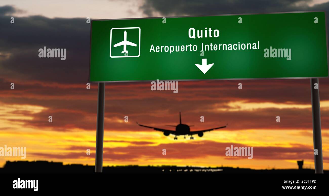 Flugzeug Silhouette Landung in Quito, Ecuador. Stadteinkunft mit Flughafenschild und Sonnenuntergang im Hintergrund. Reise- und Transportkonzept Stockfoto