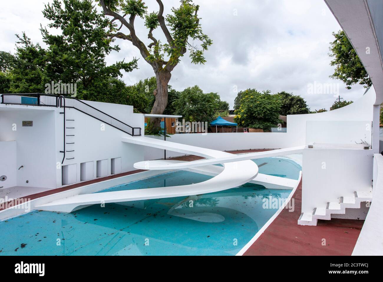 Gesamtansicht des Pinguin-Pools ohne Pinguine. Penguin Pool, London Zoo, London, Großbritannien. Architekt: Berthold Lubetkin, 1934. Stockfoto