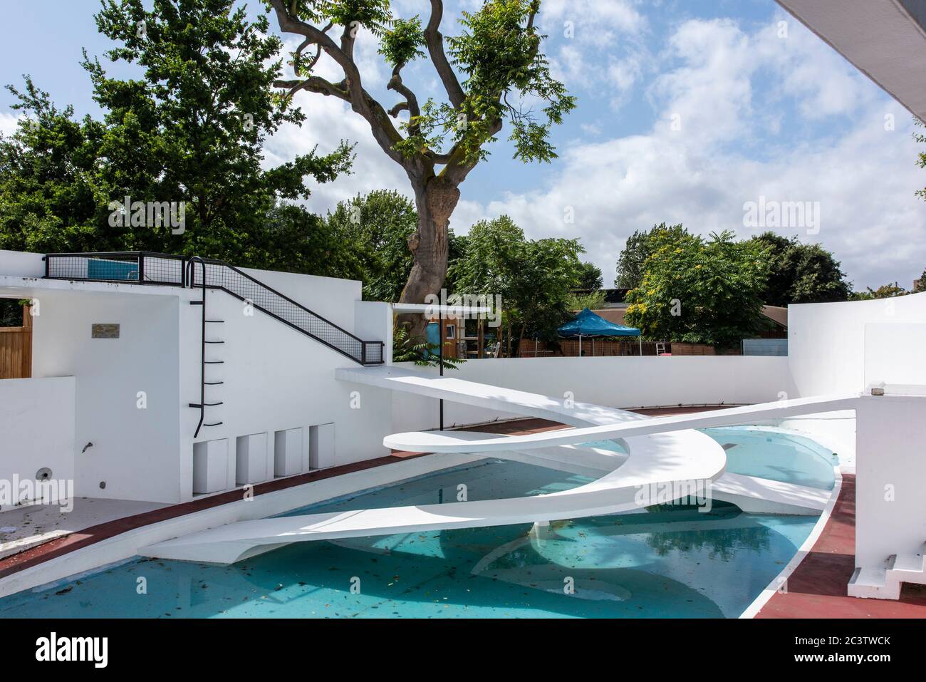 Gesamtansicht des Pinguin-Pools ohne Pinguine. Penguin Pool, London Zoo, London, Großbritannien. Architekt: Berthold Lubetkin, 1934. Stockfoto
