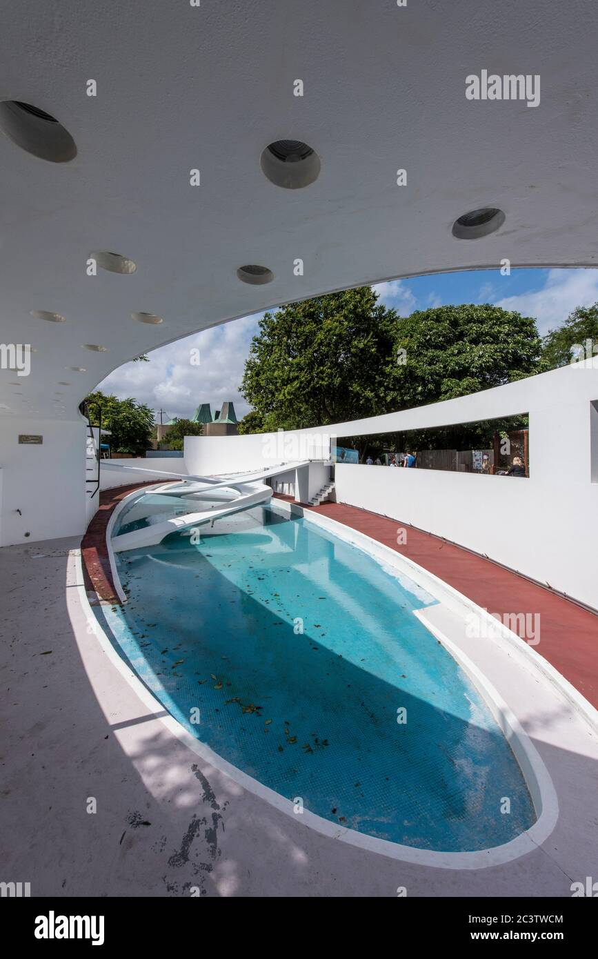 Gesamtansicht des Pinguin-Pools ohne Pinguine. Penguin Pool, London Zoo, London, Großbritannien. Architekt: Berthold Lubetkin, 1934. Stockfoto