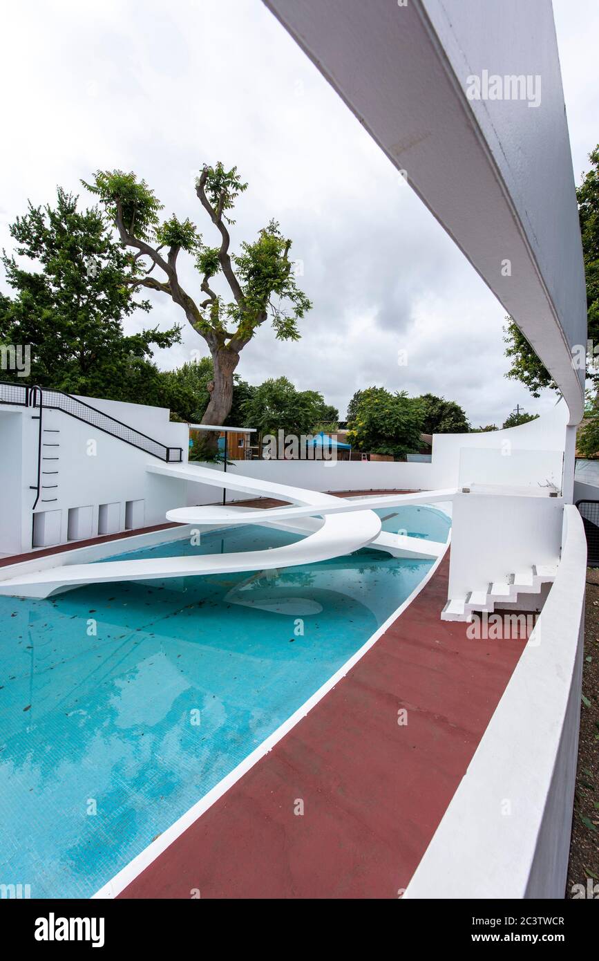 Gesamtansicht des Pinguin-Pools ohne Pinguine. Penguin Pool, London Zoo, London, Großbritannien. Architekt: Berthold Lubetkin, 1934. Stockfoto