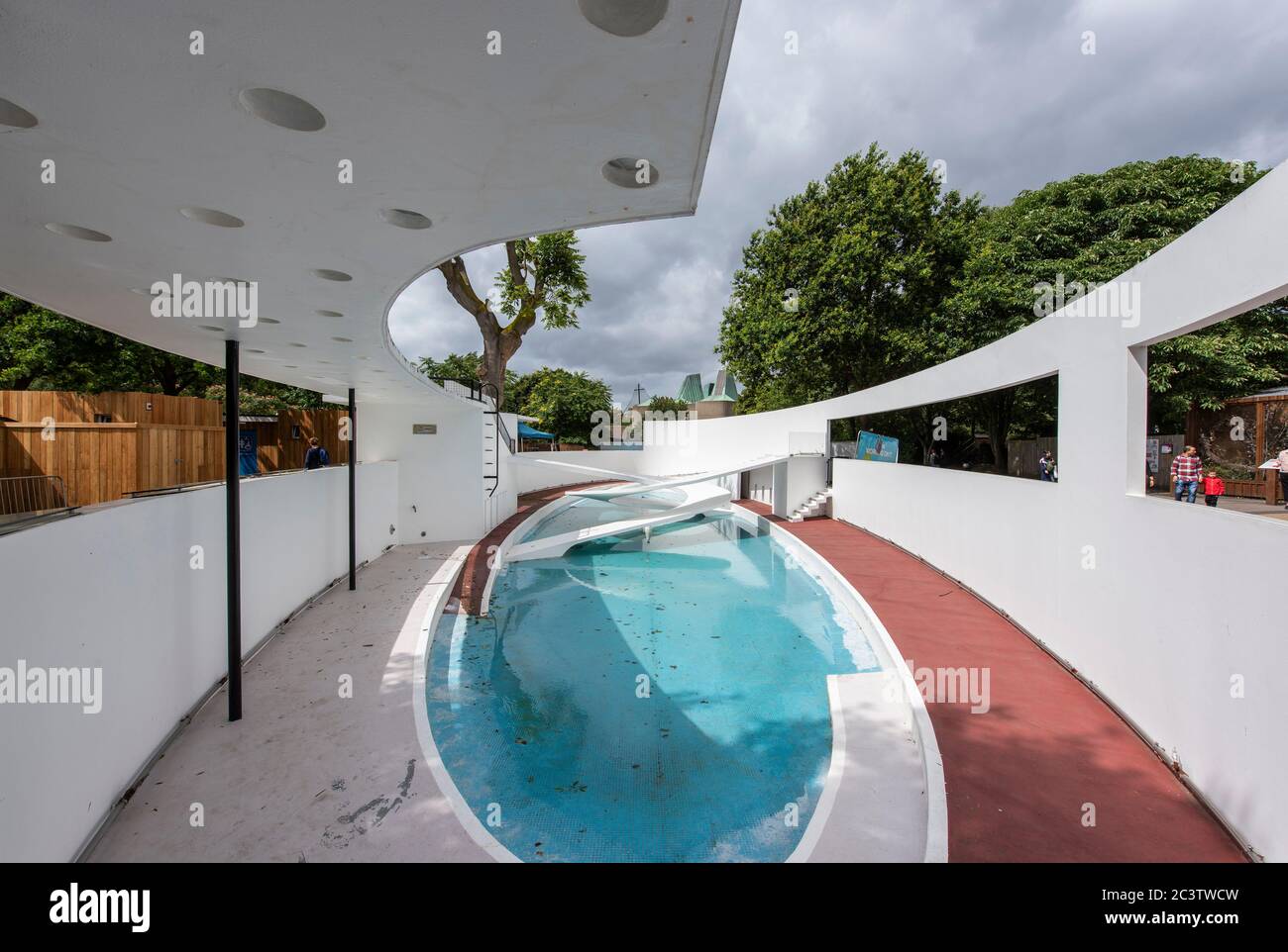Gesamtansicht des Pinguin-Pools ohne Pinguine. Penguin Pool, London Zoo, London, Großbritannien. Architekt: Berthold Lubetkin, 1934. Stockfoto