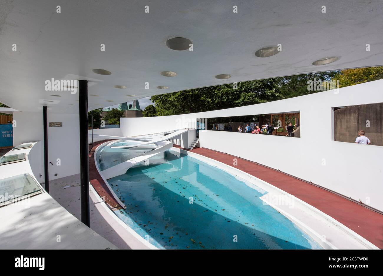 Gesamtansicht des Pinguin-Pools ohne Pinguine. Penguin Pool, London Zoo, London, Großbritannien. Architekt: Berthold Lubetkin, 1934. Stockfoto