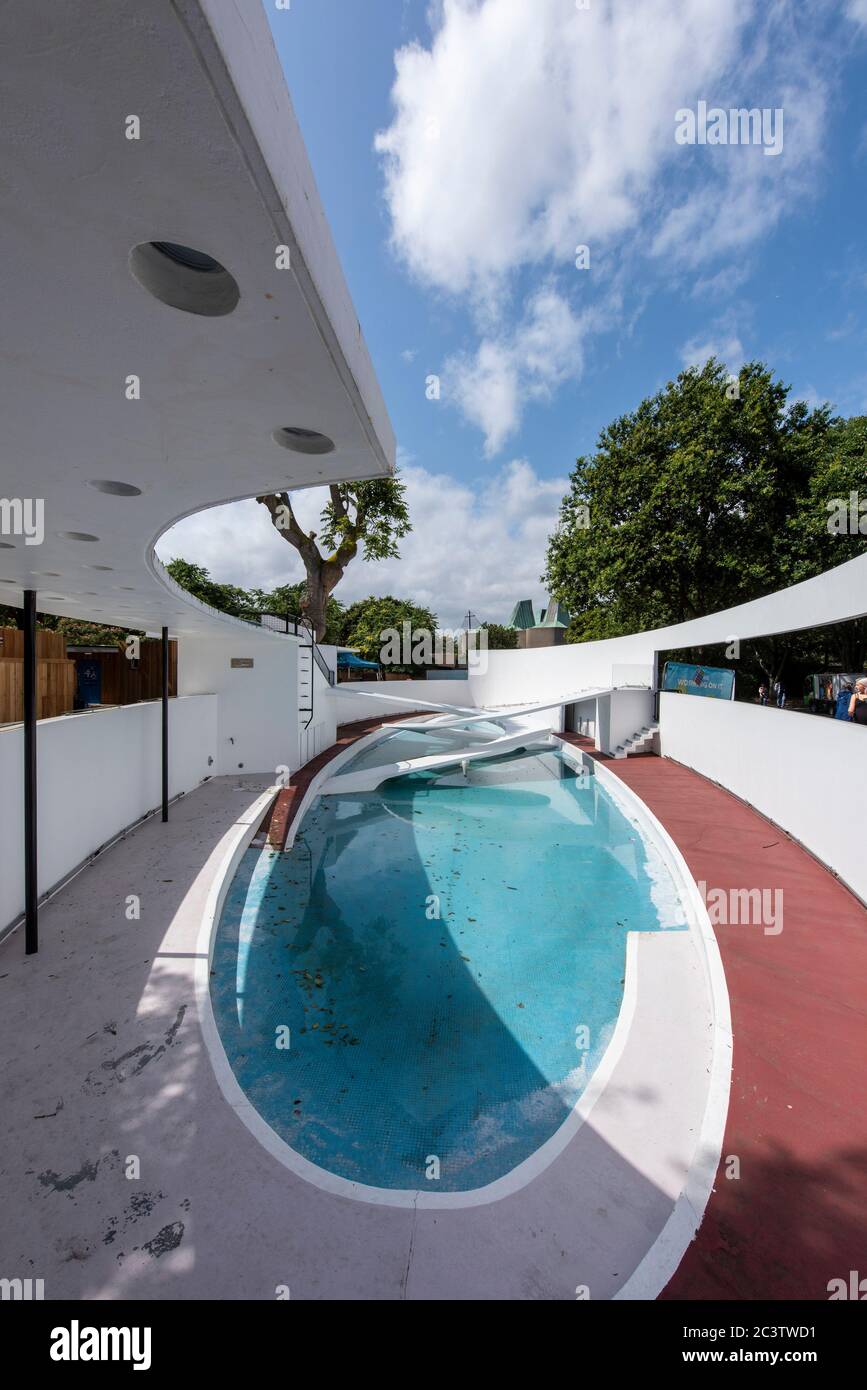 Gesamtansicht des Pinguin-Pools ohne Pinguine. Penguin Pool, London Zoo, London, Großbritannien. Architekt: Berthold Lubetkin, 1934. Stockfoto