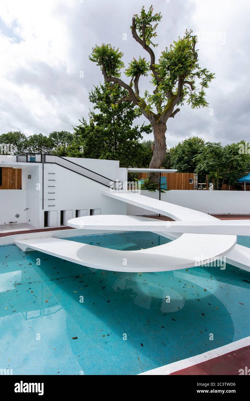 Gesamtansicht des Pinguin-Pools ohne Pinguine. Penguin Pool, London Zoo, London, Großbritannien. Architekt: Berthold Lubetkin, 1934. Stockfoto