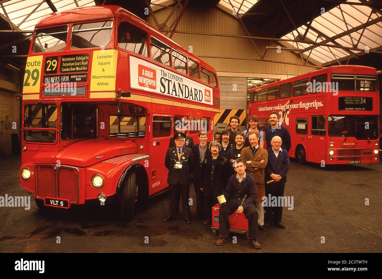 Londoner Transport Garagenpersonal und Crew, die die Routemaster London Busflotte 1986 pflegen Stockfoto