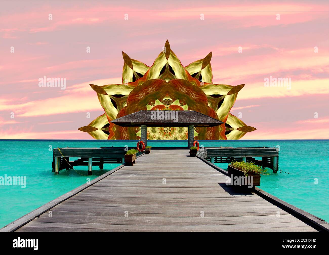 Pier erstreckt sich in das türkisfarbene Meer und Mandala Sonne. Lockdown Dream Stockfoto