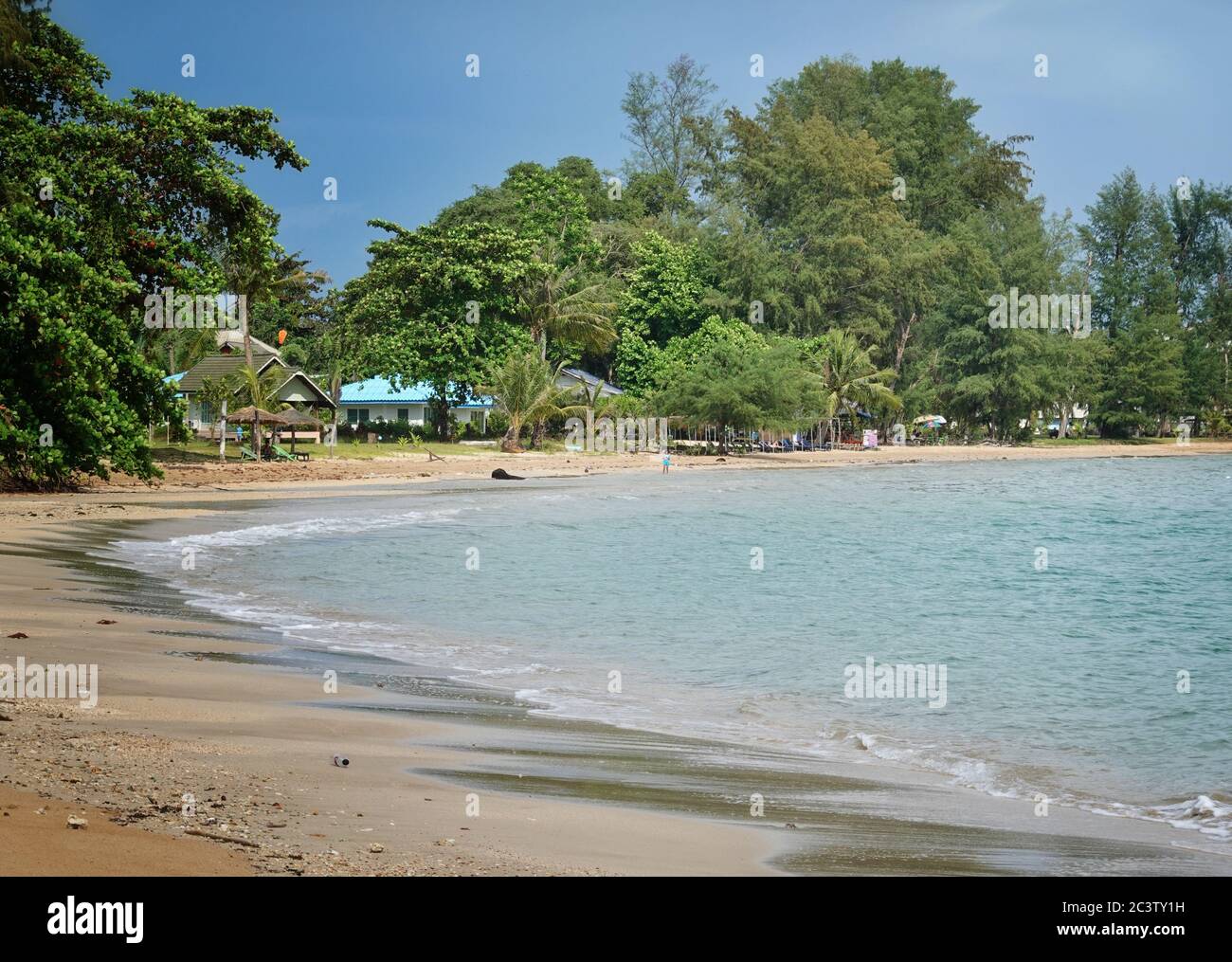 Ko Mak, Thailand. Oktober 2019. Ein leerer Strand. Die Insel ist etwa 16 Quadratkilometer groß und liegt im östlichen Golf von Thailand nahe der Grenze zu Kambodscha. Da der Tourismus auf der Insel noch nicht sehr entwickelt ist, gibt es nur wenige Resorts oder Bungalows. Quelle: Soeren Stache/dpa-Zentralbild/ZB/dpa/Alamy Live News Stockfoto