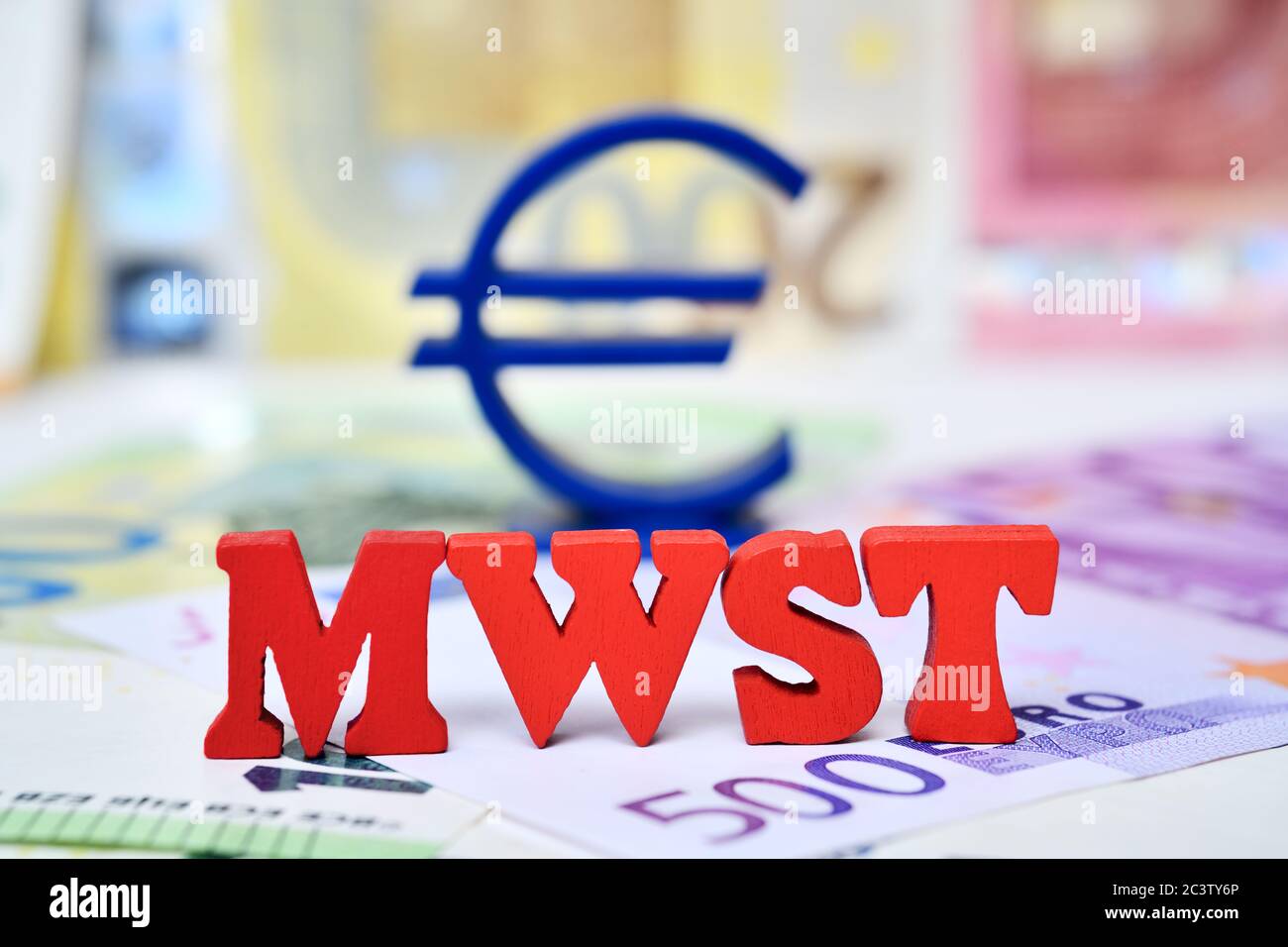 FOTOMONTAGE, Buchstaben bilden die Abkürzung der Mehrwertsteuer vor einem Euro-Zeichen, Symbol Foto für reduzierte Mehrwertsteuer zur Stimulierung der Wirtschaft, FOTOMONTAGE, Stockfoto