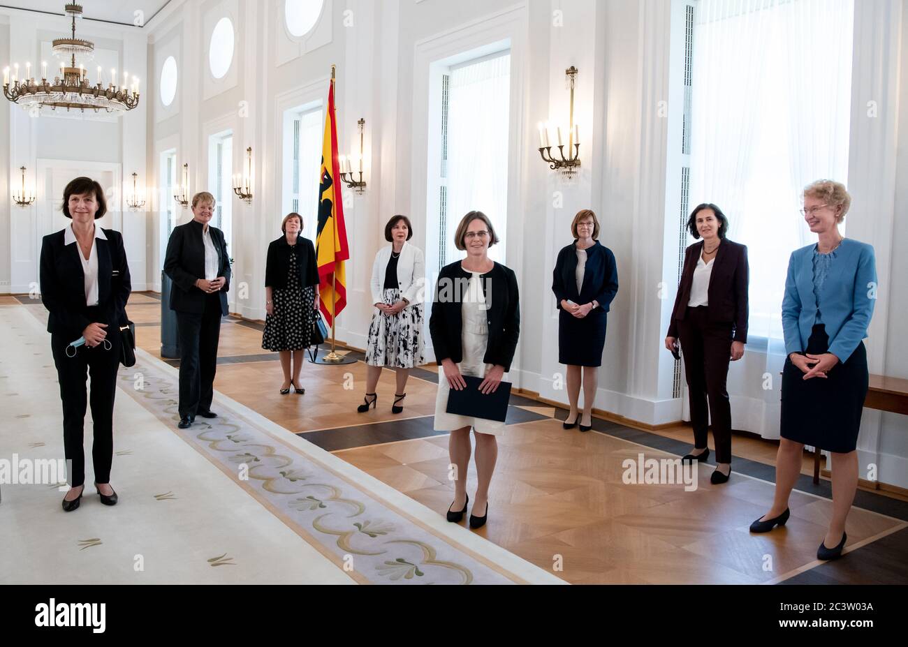 22. Juni 2020, Berlin: Astrid Wallrabenstein (M), neue Richterin am Bundesverfassungsgericht, und Doris König (r), neue Vizepräsidentin des Bundesverfassungsgerichts, treffen nach ihrer Ernennung durch Präsident Steinmeier ihre Richterkollegen des Bundesverfassungsgerichts im Schloss Bellevue. Erstmals bilden Frauen die Hälfte der Richter am Bundesverfassungsgericht. Voßkuhle scheidet nach zwölf Jahren in Karlsruhe, darunter zehn Jahren als Präsident, turnusmäßig aus dem Amt aus. Der Präsident des Bundesverfassungsgerichts belegt in der Stockfoto