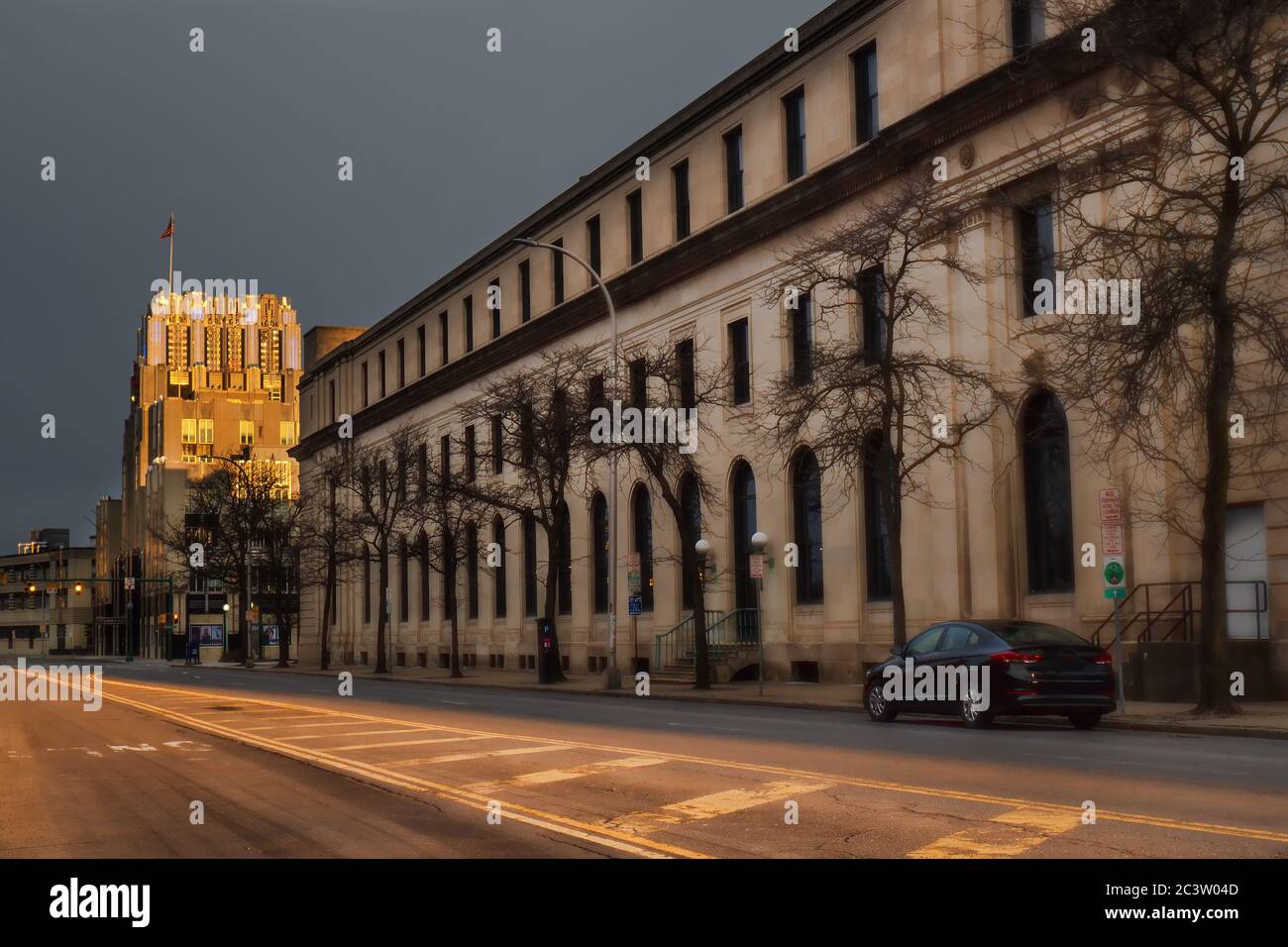 Syracuse, New York, USA. Juni 20, 2020. Erie Boulevard in der Innenstadt von Syracuse, New York mit dem historischen Art-Deco-Gebäude Niagara Mohawk Stockfoto