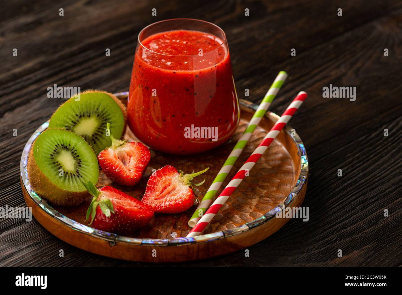 Erdbeer- und Kiwi-Smoothie, auf dunklem Hintergrund. Stockfoto