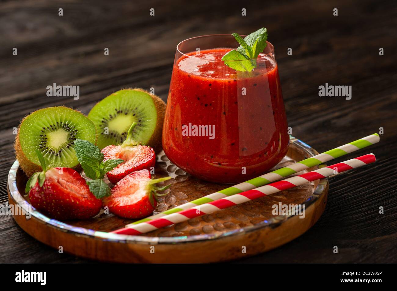 Erdbeer- und Kiwi-Smoothie, auf dunklem Hintergrund. Stockfoto