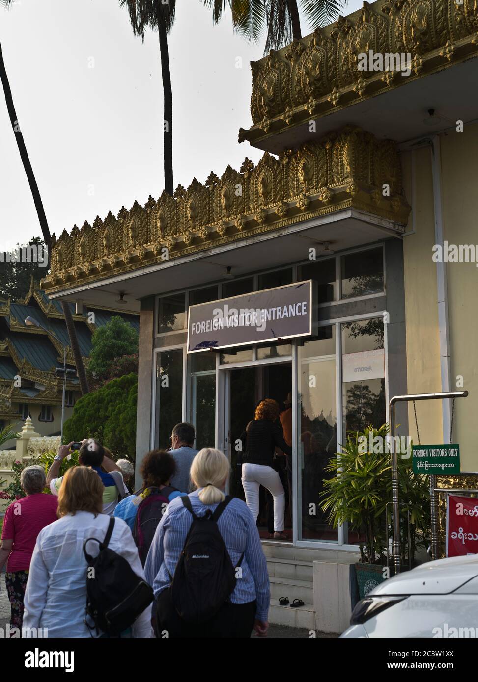 dh Shwedagon Pagodentempel YANGON MYANMAR ausländische Touristen Schlange Tempel Eingang buddhist Stockfoto