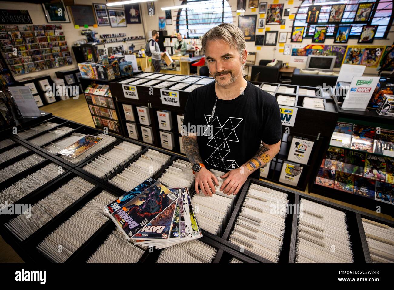 Besitzer Allan Taylor Inside Coffee & Heroes Comic-Laden und Café im Smithfield Market in Belfast, der vom Stadtrat von Belfast wiedereröffnet wurde, da die Lockerung der Maßnahmen in Nordirland erleichtert wird. Stockfoto