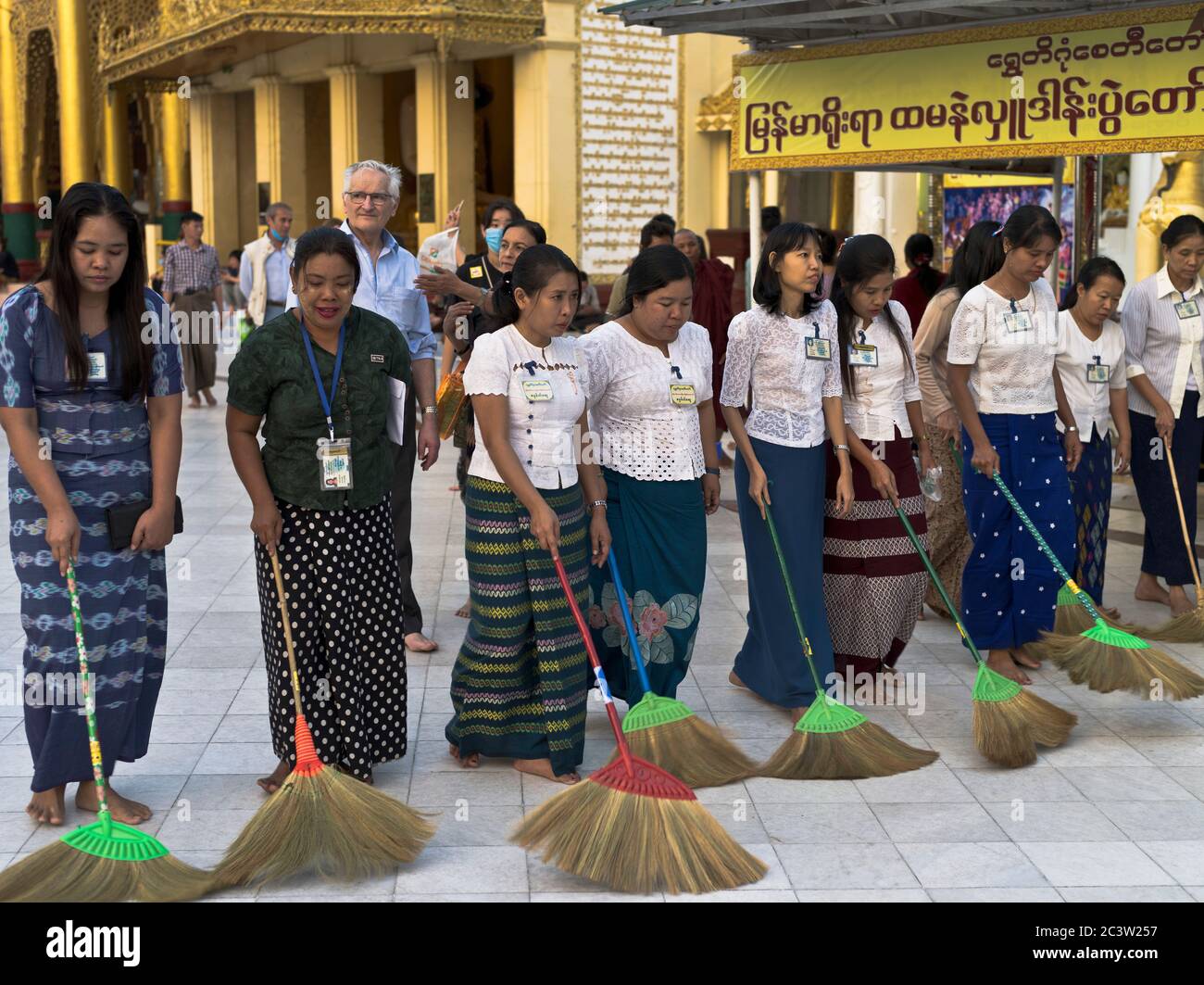 dh Shwedagon Pagodentempel YANGON MYANMAR Buddhistischer Großdagon Zedi Daw Frauen fegenden Tempeln Boden birmanische Menschen Stockfoto