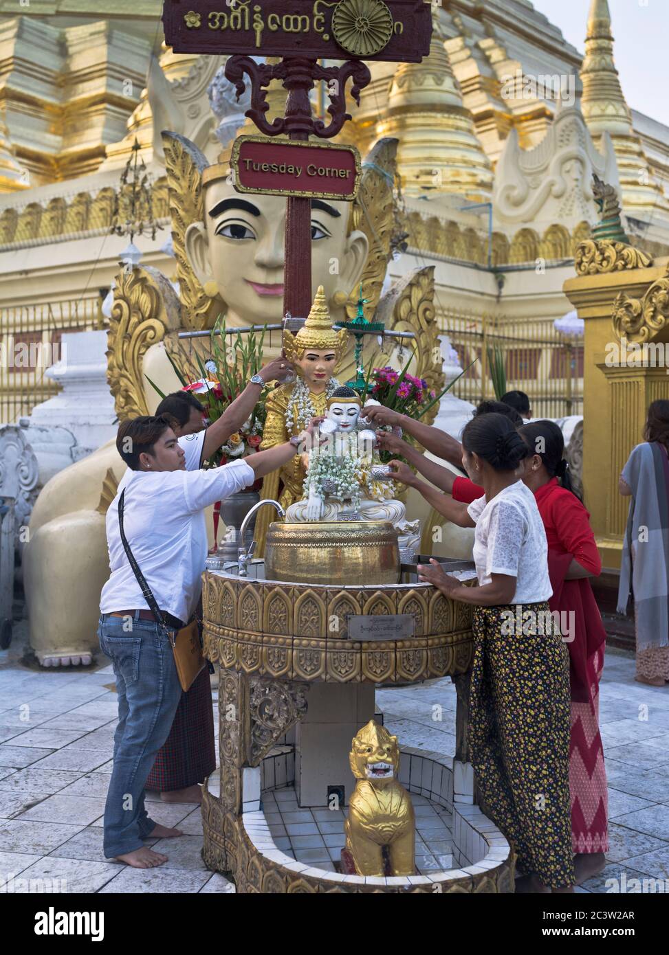 dh Shwedagon Pagodentempel YANGON MYANMAR burmesische Menschen waschen buddha Ritual Great Dagon asien traditionelle kulturelle religiöse Rituale Stockfoto