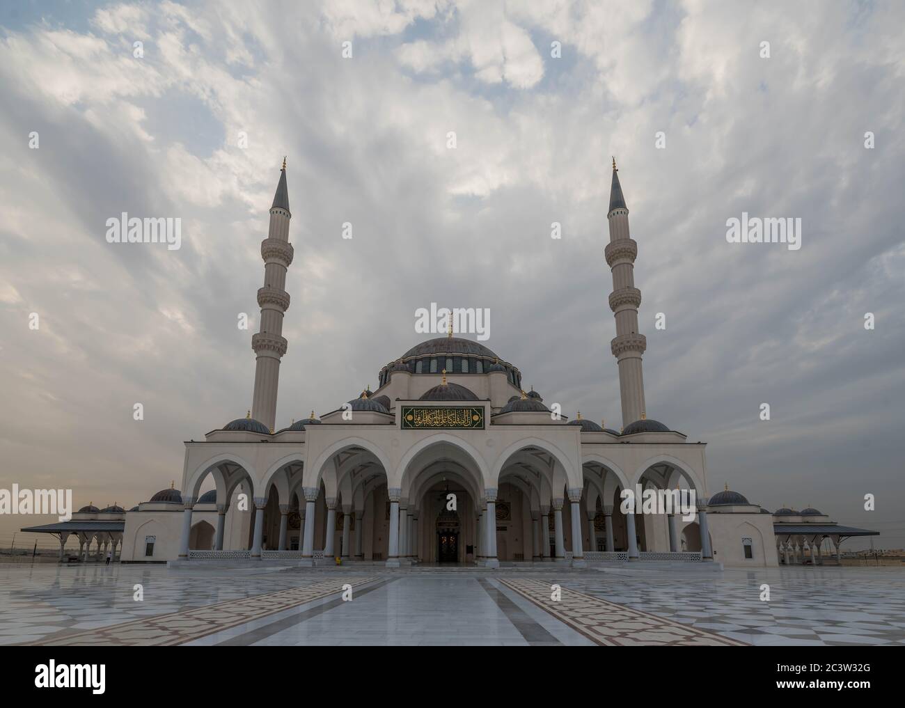 Sharjah Moschee unter wolkenverhangendem Himmel in Sharjah, Vereinigte Arabische Emirate Stockfoto