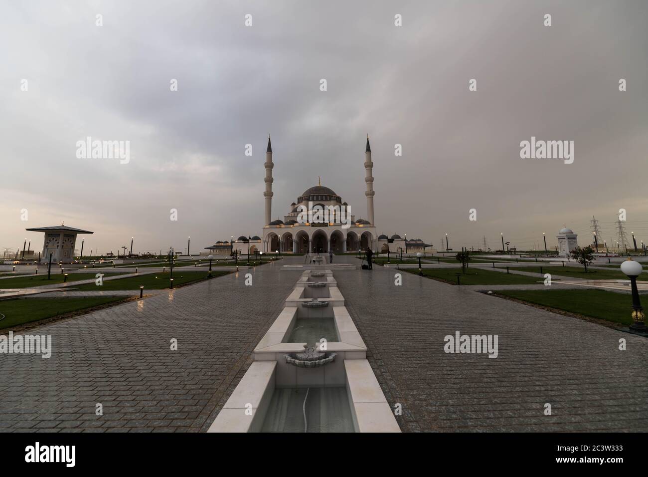 Sharjah Moschee unter wolkenverhangendem Himmel in Sharjah, Vereinigte Arabische Emirate Stockfoto