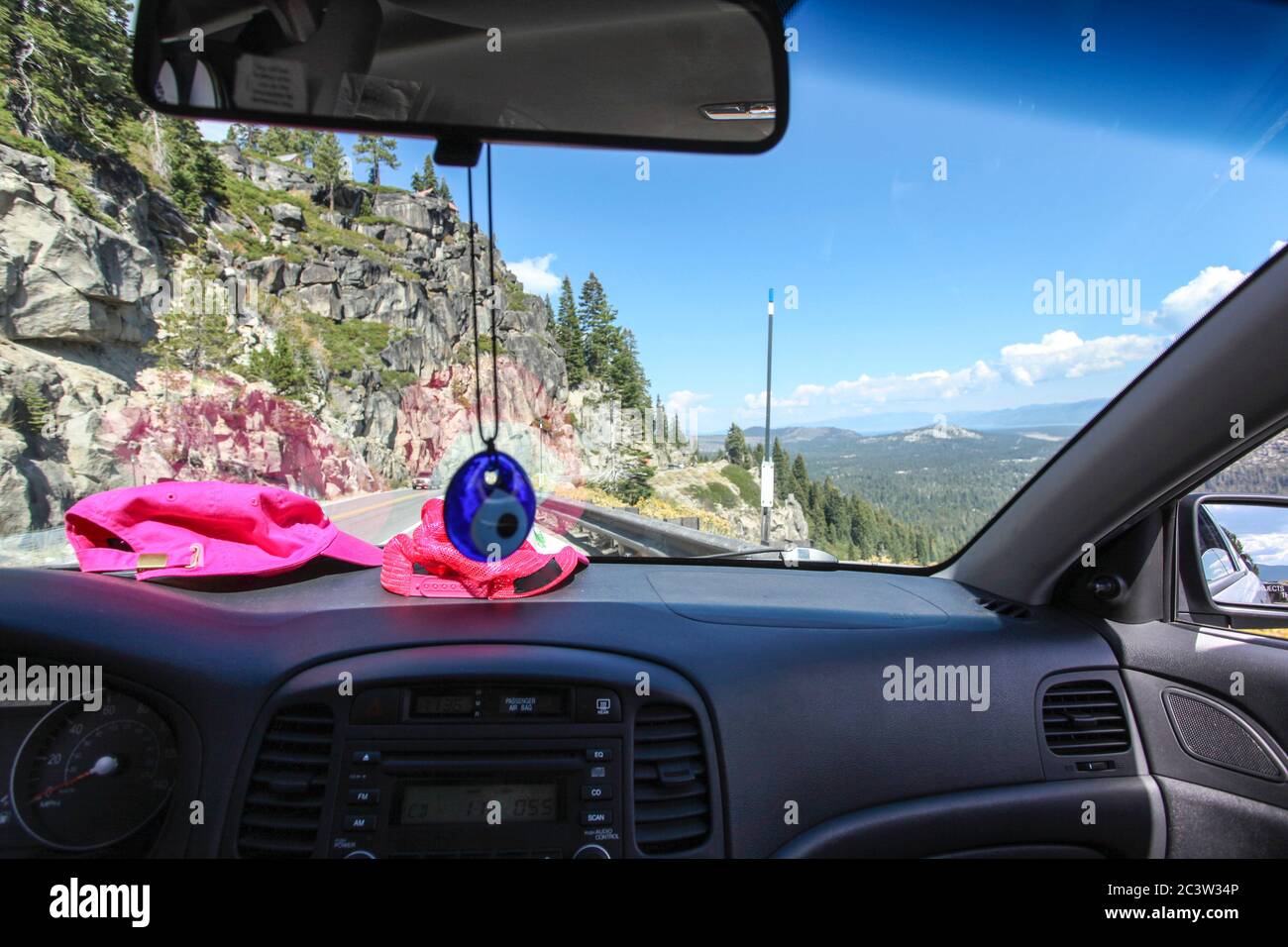 Roadtrip First Person Blick aus dem Auto fotografiert in Kalifornien, USA Stockfoto