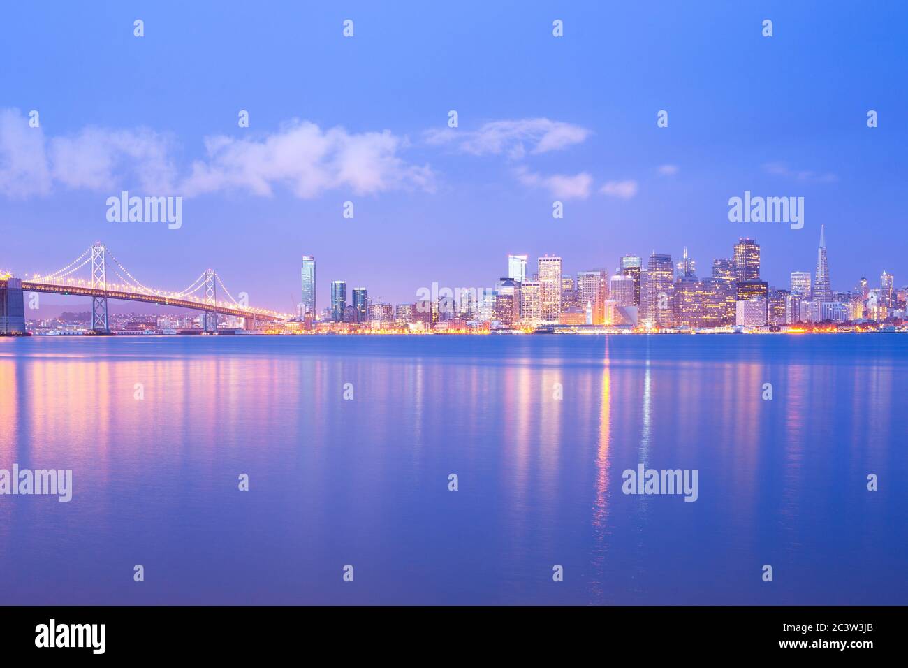 Skyline der Stadt über der Bucht im Morgengrauen, San Francisco, Kalifornien, Vereinigte Staaten Stockfoto
